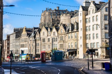 Bir kış günde renkli vitrinlere tarihi binalarla kaplı Grassmarket görünümünü. Edinburgh, İskoçya, İngiltere.