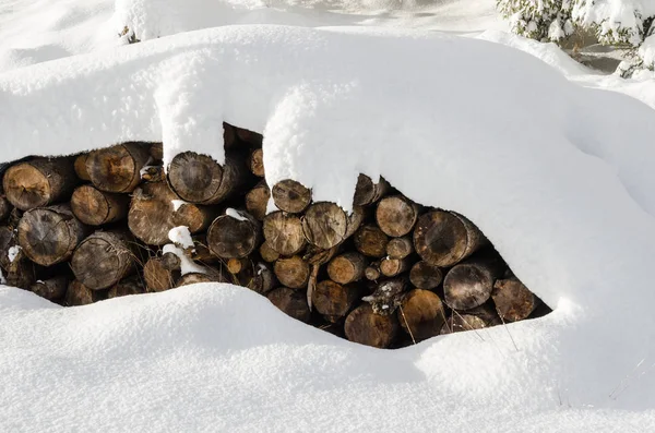 Brennholzstapel Freien Mit Neuschnee Bedeckt — Stockfoto