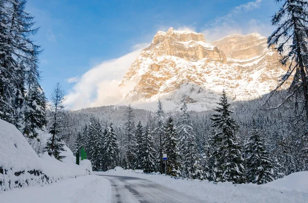 晴れた冬の日にアルプスの背景にそびえる雪をかぶったピークと人けのない氷山道 — ストック写真