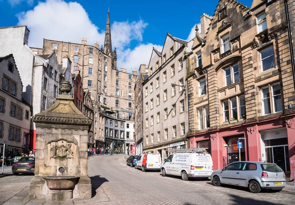 Edinburgh, İngiltere - 9 Mart 2018: Geleneksel mimari ve Batı yay boyunca renkli mağazaları. İlk 1160 kaydedildi, Batı yay başlangıçta bir Ortaçağ kenti, yay anlamı kemer erken kapıları için seçildi.