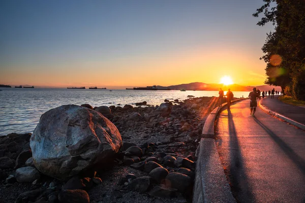 Mensen Wandelen Lopen Zeedijk Naast Engels Bay Stanley Park Vancouver — Stockfoto