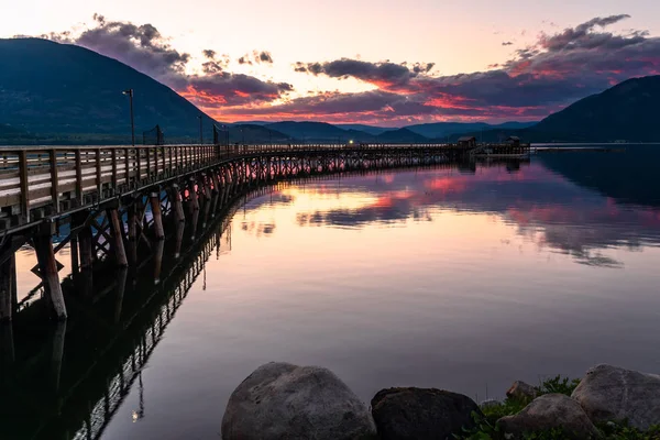 Ciel Coloré Dramatique Sur Une Jetée Bois Incurvée Sur Lac — Photo