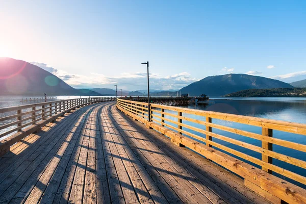 Wooden Pier Mountain Lit Sходящее Солнце Блеск Объектива Лосось Канада — стоковое фото