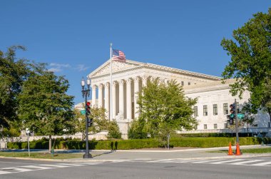 Bir güneşli sonbahar gününde Washington DC'deki yüksek mahkeme binasının görünümü