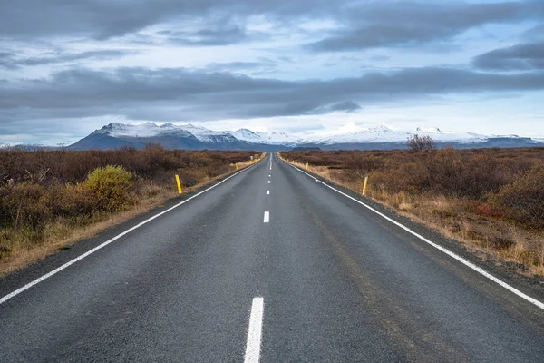 Пустой Прямой Путь Заснеженным Горам Исландии Осенью — стоковое фото