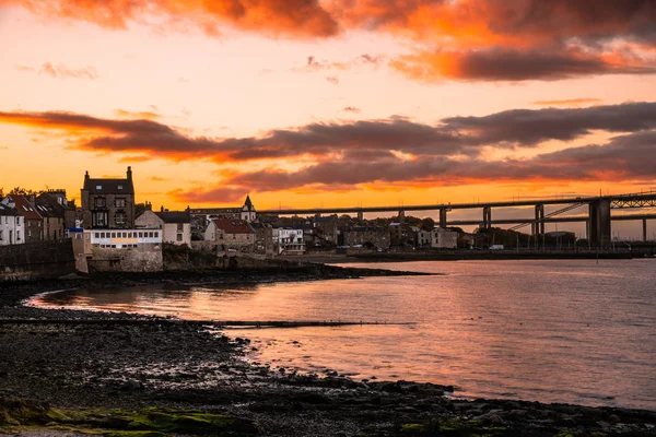 오렌지 Sunst에는 타운의 사우스 Queensferry 등등의 Firth의 해안에 스코틀랜드 — 스톡 사진