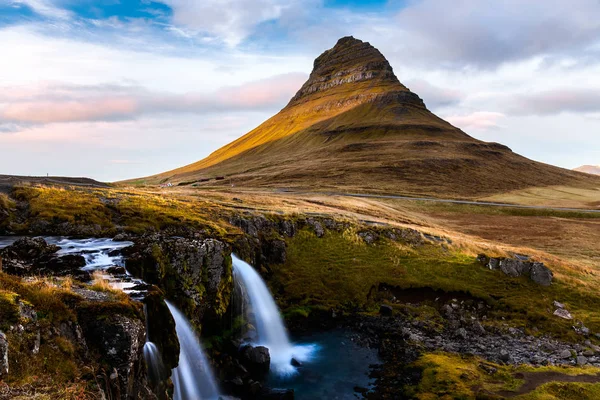 Φωτογραφία Από Εμβληματικό Βουνό Kirkjufell Έναν Καταρράκτη Πρώτο Πλάνο Μια — Φωτογραφία Αρχείου