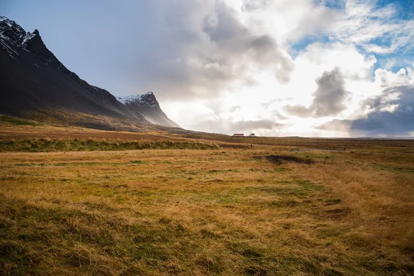 Atemberaubende Ländliche Landschaft Island Mit Grasbewachsenen Feldern Fuße Spektakulärer Vulkanischer — Stockfoto