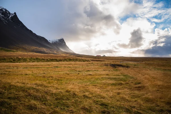 Stunnig Landsbygdens Landskap Island Med Och Gräsbevuxna Fält Vid Foten — Stockfoto