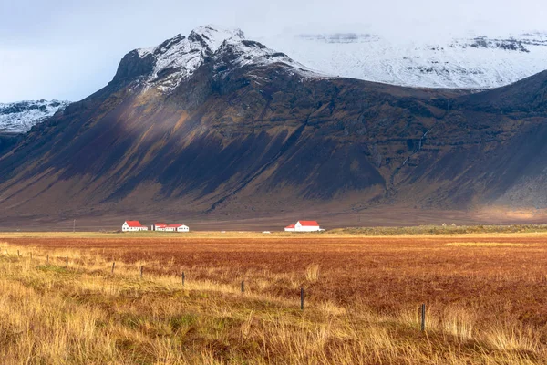 Granja Los Pies Una Montaña Volcánica Cubierta Nieve Islandia Día — Foto de Stock