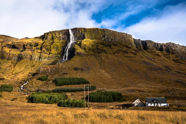 Cachoeira Alta Oeste Islândia Dia Outono Ensolarado Uma Casa Solitária — Fotografia de Stock