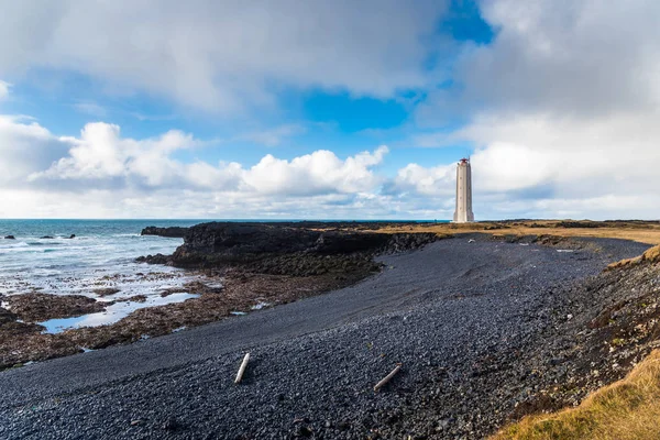 晴れた秋の日にアイスランドの西海岸に沿って灯台 孤独な男を風景を眺め 灯台の下で可視 — ストック写真