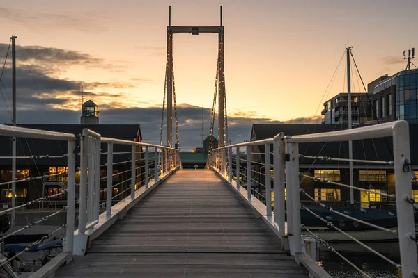 Narrow Modern Footbridge Harbour Toronto Waterfront Dusk Ontário Canadá — Fotografia de Stock