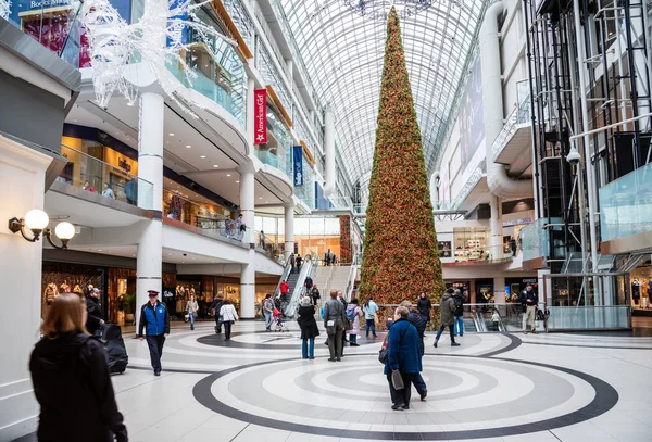 トロント オンタリオ カナダ 2017 トロント イートン センターを歩き回る人は クリスマスの装飾 イートン センターは — ストック写真