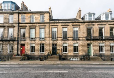 Edinburgh şehir merkezinde bir bulutlu sonbahar gününde geleneksel satır evlerin dış