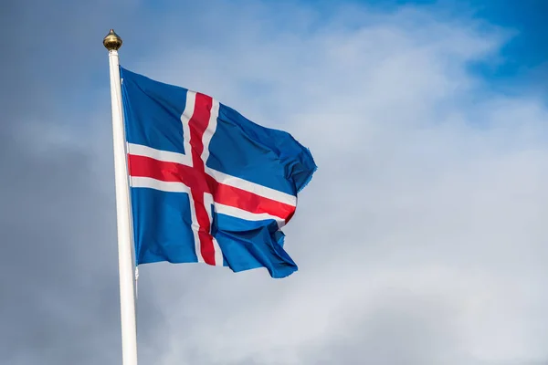 Flaga Islandii Przeciwko Zachmurzone Niebo Jesienią — Zdjęcie stockowe