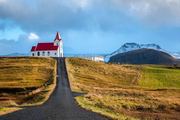 Narrow Country Road Leading Small White Church Red Roof Top — Stock Photo, Image