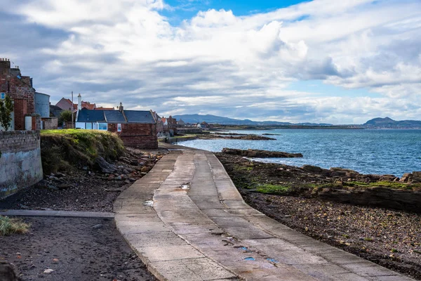 秋の曇り日にスコットランドの海辺の町の海岸横巻き石歩道 — ストック写真