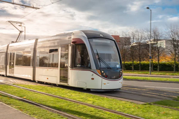 Tram Movimento Che Avvicina Una Stazione Una Mattina Autunno Soleggiata — Foto Stock