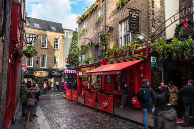 Dublin, İrlanda - 8 Aralık 2018: Görünüm ünlü Temple Bar Pub Temble Bar şeritte. Temple Bar, Dublin şehir merkezinde Arnavut kaldırımlı yaya yolları ile meşgul nehir mahalle olduğunu.