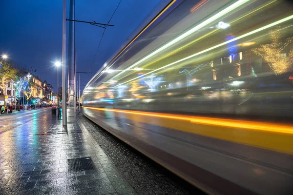 Visualizza Passare Tram Attraverso Centro Dublino Decorato Natale Una Notte — Foto Stock