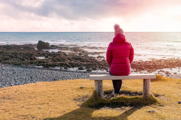 Одинокая Женщина Сидящая Лавочке Видом Атлантический Океан Вдоль Побережья Исландии — стоковое фото