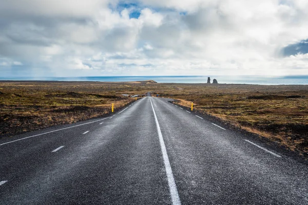Перегляд Дороги Через Лавові Області Веде Атлантичного Океану Ісландії Хмарний — стокове фото