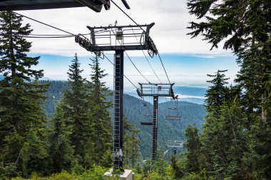 Boş bir Chairlift görünümünü yaz aylarında ormanlık bir yamaç. Grouse Mountain, Vancouver, Bc, Kanada-