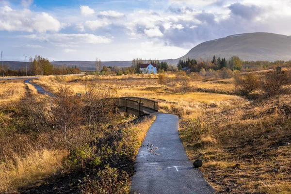 İzlanda sonbaharda kırsalında bir ahşap köprü ile sarma yol