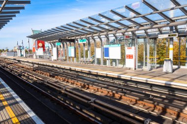Bir hafif raylı sistem istasyonuna boş bir Platform görünümünü güneşli bir sonbahar gününde