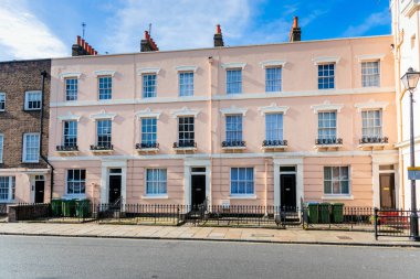 Pastel renkli evlerden güneşli bir sonbahar gününde. Londra, İngiltere.