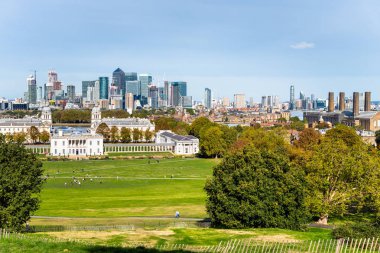 Greenwich Park Canary Wharf manzarası güzel görünümü açık bir sonbahar gününde. Londra, İngiltere.