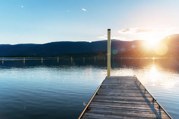 Jetée Vide Sur Magnifique Lac Montagne Coucher Soleil Lentille Flare — Photo