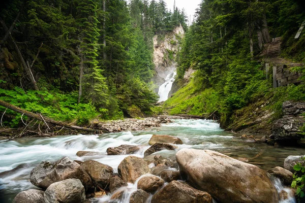 Şelale Glacier Ulusal Parkı, Bc, Kanada, bulutlu bir yaz gününde bir kanyonda dibinde