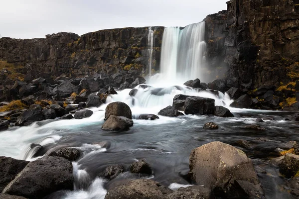 Φωτογραφία Της Ένα Πανέμορφο Καταρράκτη Στην Ισλανδία Μια Συννεφιασμένη Μέρα — Φωτογραφία Αρχείου