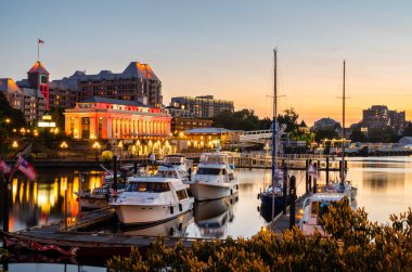 Yatlar için Jetties yılında Victoria iç Limanı Twilight palamarla. Vancouver Adası, Bc, Kanada.