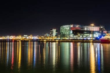 Reykjavik Harbour Waterfront bir bakış gece. Su yansıma.