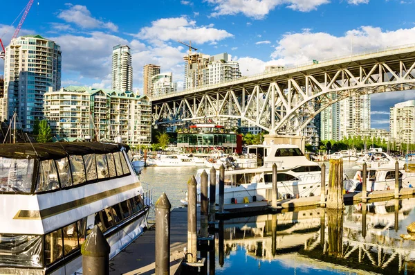 Boote Holzstegen Unter Der Granville Brücke Vancouver Kanada Einem Sonnigen — Stockfoto