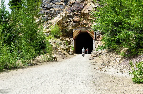 Pareja Montando Bicicletas Montaña Largo Una Antigua Línea Ferroviaria Kelowna — Foto de Stock