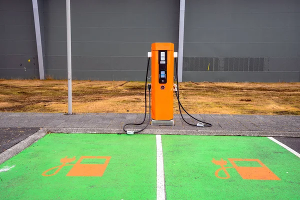 Kilátás Töltő Elektromos Járművek Egy Parkolóban Izland — Stock Fotó