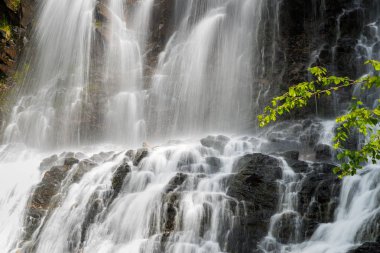 Uzun pozlama yakın çekim güneşli bir yaz günü bir şelale. Ione Falls, Bc, Kanada.