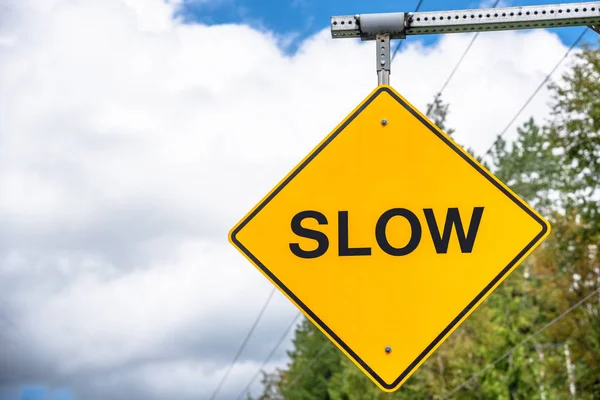 Señal Tráfico Advertencia Lenta Una Carretera Nacional Columbia Británica Canadá — Foto de Stock