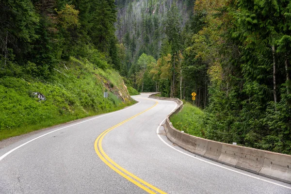 Issız Doğal Yoldayım Güneşli Bir Yaz Gününde Dağlarda British Columbia — Stok fotoğraf