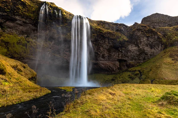 Photo Magnificent Seljalandsfoss Waterfall Falling Mountainside Iceland Sunny Fall Day — Stock Photo, Image