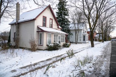 Geleneksel Amerikan Mustakil soğuk bir kış gününde karla kaplı. Ontario, Kanada.