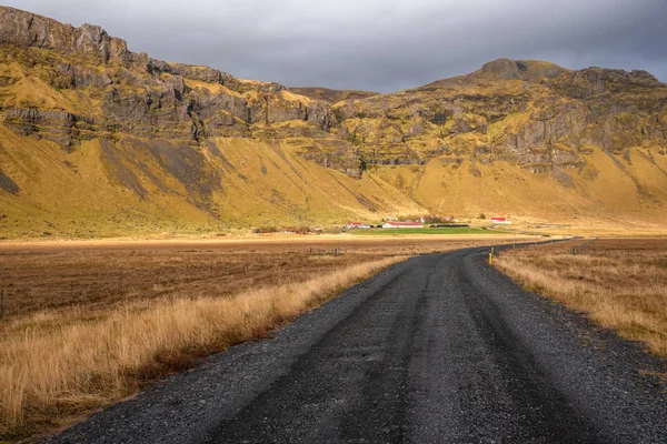 Estrada Cascalho Que Leva Uma Fazenda Sopé Uma Montanha Islândia — Fotografia de Stock