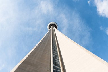 Toronto, Kanada - Kasım, 17 2017: Cn Tower alttan güneşli bir sonbahar gününde görüldüğü gibi. Cn Kulesi, Toronto'nın manzarası, bir imza simgesini 2007'e kadar 32 yıl kayıt dünyanın en yüksek müstakil yapı için düzenlenen. 
