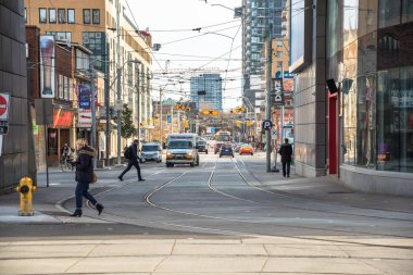 Toronto, Kanada - Kasım, 17 2017: Dundas Street Doğu görünümünü güneşli bir sonbahar sabahı. Dundas Street merkezi bir konumda yer alır downtown Toronto ve hizmet olarak büyük eastwest cadde araç, transit, Bisiklet ve yaya trafiği.