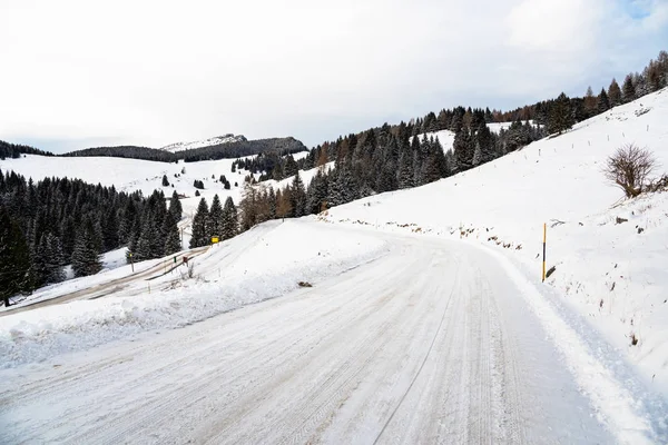 Verlassene Kurvenreiche Straße Einer Schneebedeckten Berglandschaft Den Europäischen Alpen Winter — Stockfoto