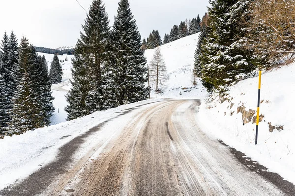 Vazio Enrolamento Alpine Road Coberto Neve Dia Inverno Nublado — Fotografia de Stock